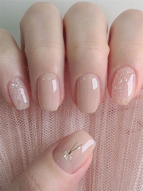 short nude nails|24 Short, Nude Nail Ideas That Are Anything But。